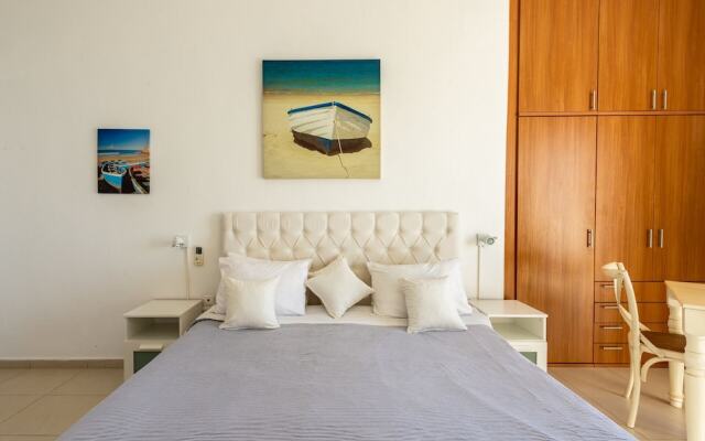 Maroulinas View Studios & Apartments