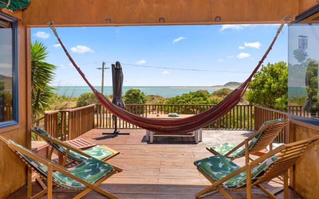 The Big Round Window - Raglan Holiday Home