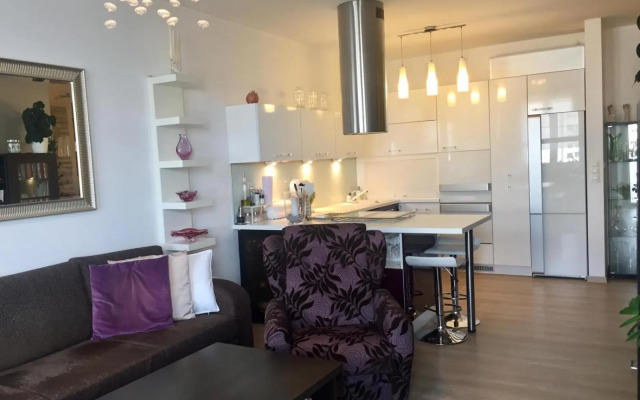 Modern apt, nice view and a walk to city centre