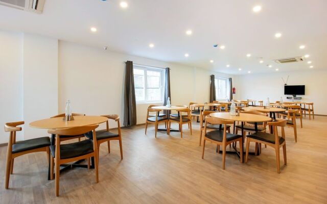 Oyo Townhouse 151 H Square