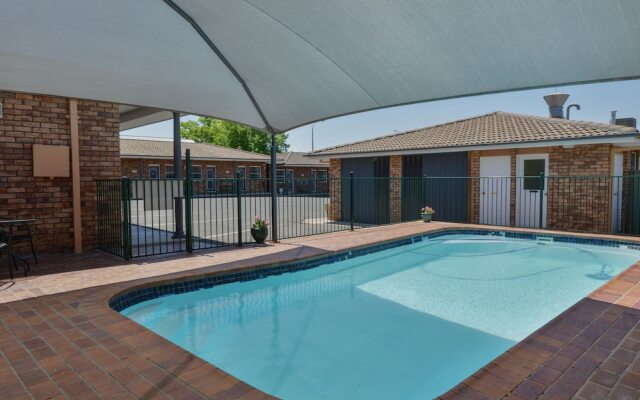 Cadman Motor Inn & Apartments