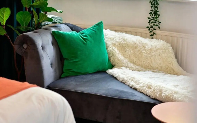 House - Sleeps up to 9 & Free Parking