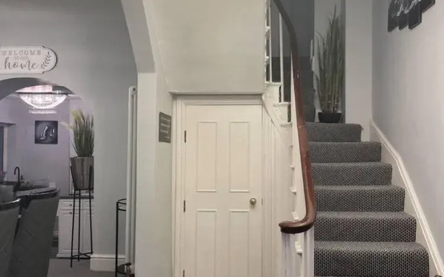 5 Bed House - Sleeps 12 - Pets - Parking