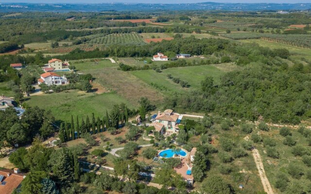 Quaint Holiday Home With Swimming Pool in Kaštelir