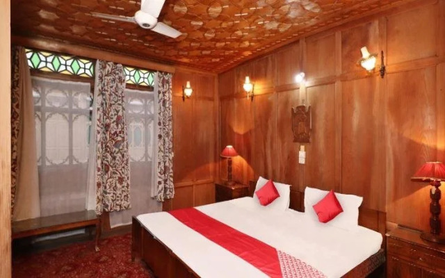 Royal Dandoo Palace - House Boat