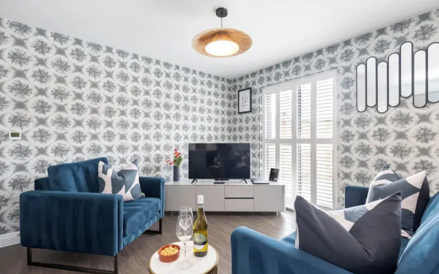 Elliot Oliver- Charming 1 Bed Apartment