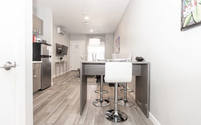 204 Stylish King Bed Suite