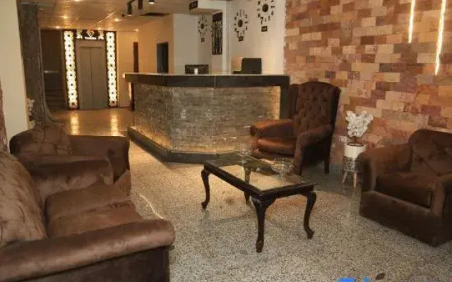 Verssailles Pyramids Hotel