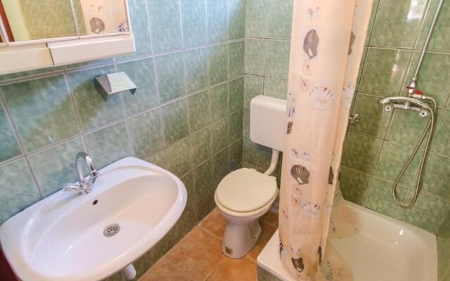 Nice Home in Sreser With Wifi and 3 Bedrooms