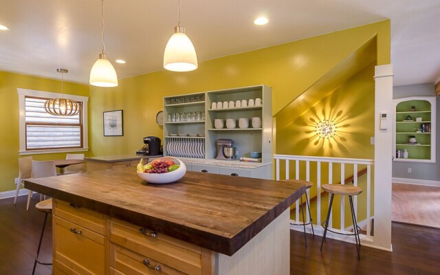 Sleeps 16 Luxurious 6BR Seattle Home