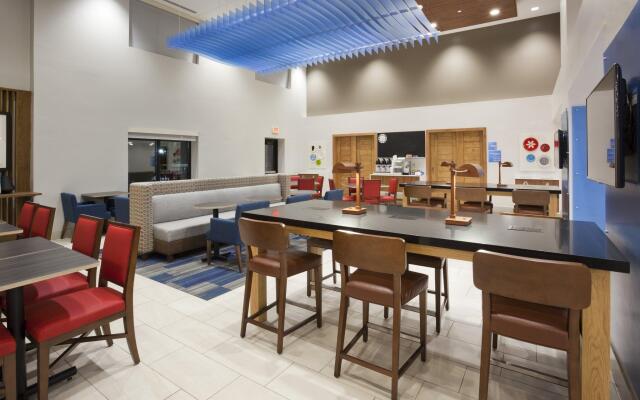 Holiday Inn Express Minneapolis - Golden Valley, an IHG Hotel