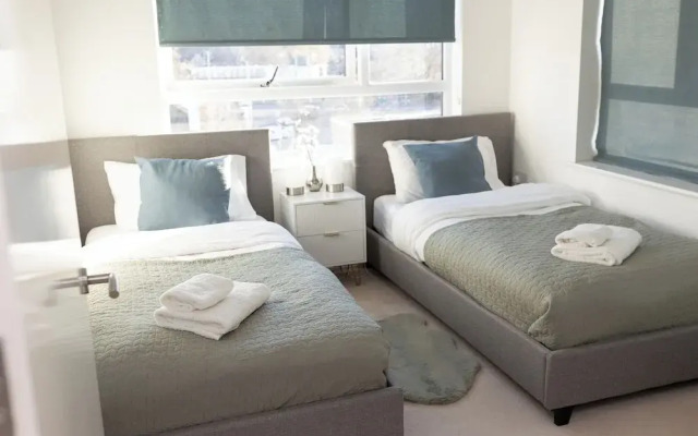 Stylish 2BR Apartment, Town Centre, Free Parking