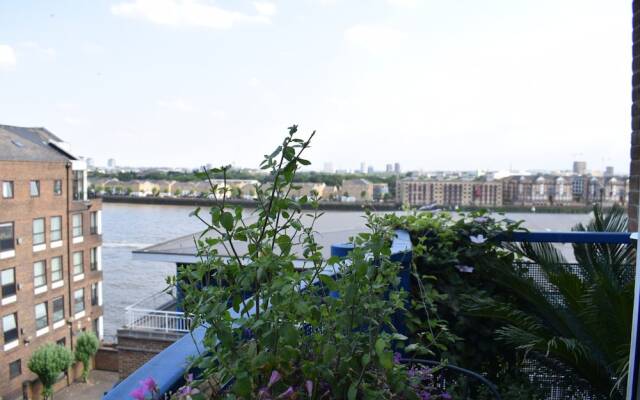 2 Bedroom Apartment With River Views Near Canary Wharf and City