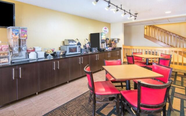 Super 8 By Wyndham Medina