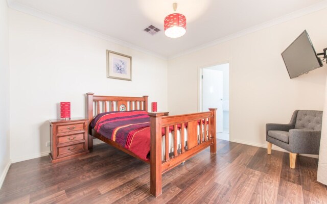 The Oasis - 6 Turnberry Drive, Links Lady Bay