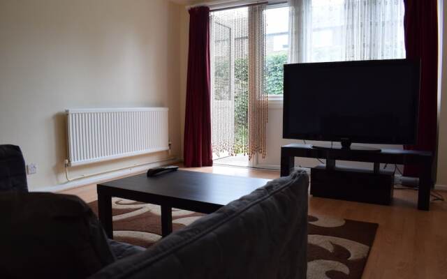 Spacious 2 Bedroom House in Bow
