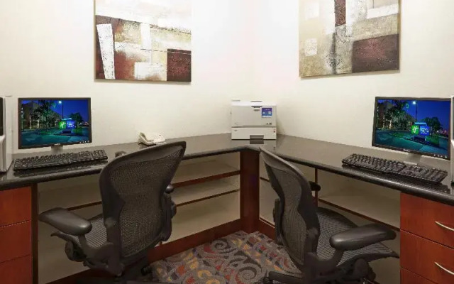 Holiday Inn Express Bakersfield Central