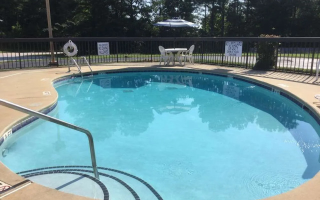 Days Inn Clinton-Presbyterian College