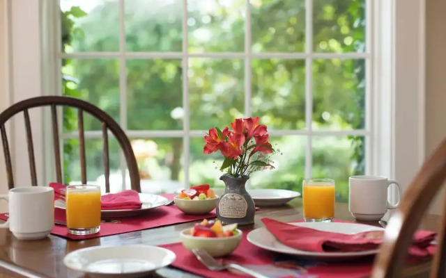 Chanticleer Inn Bed & Breakfast