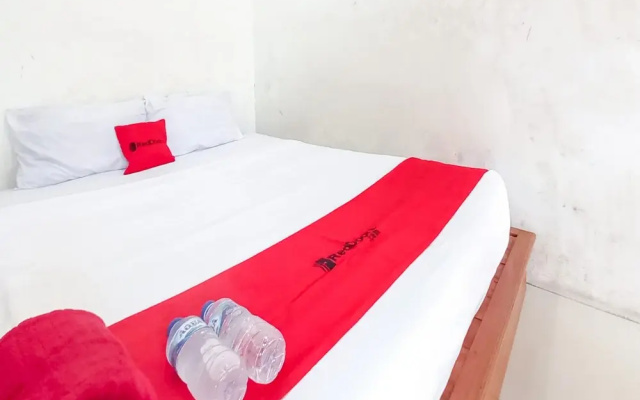 RedDoorz Syariah @ Homestay Bougenville near Taman Alun-Alun Kota Lamongan