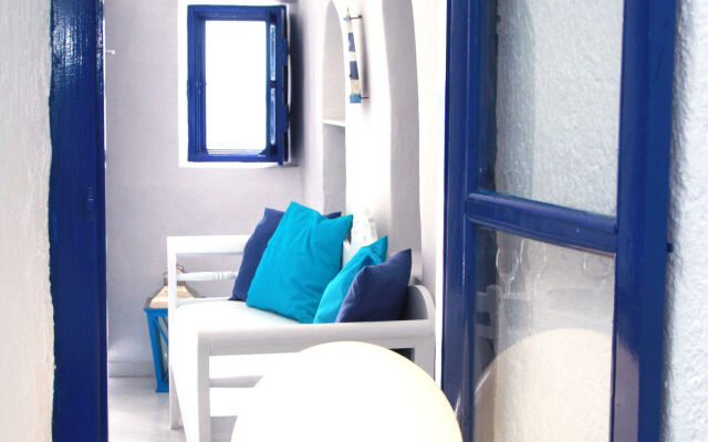 Blu Bianco Cave House