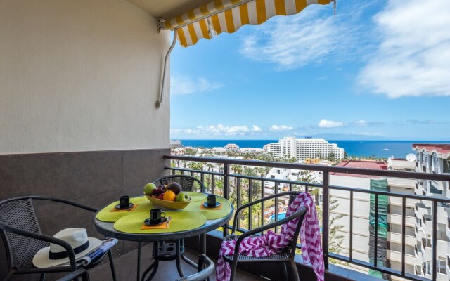 1020. Apartment with Fabulous View of las Americas!