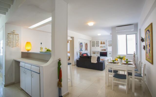 Mackenzie Leo Seafront Suite
