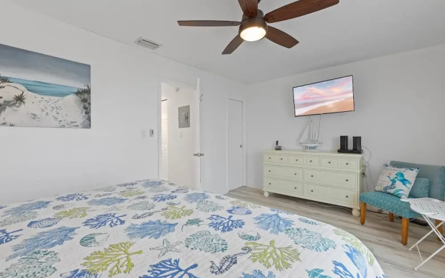 Colony Beach Club 235