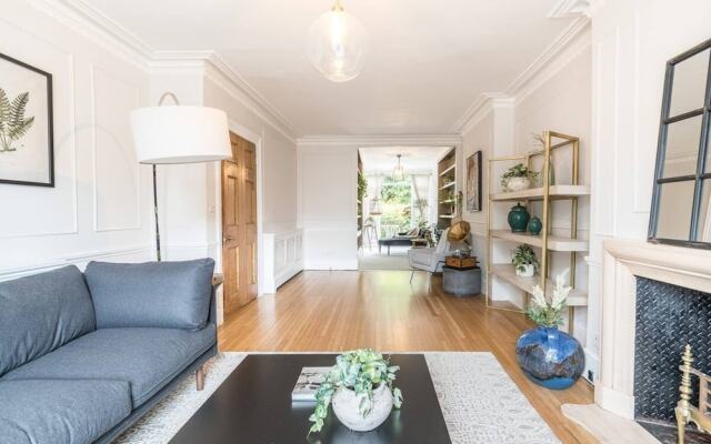 Beautiful 5 Bedroom Home With Garden in South Kensington