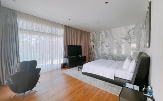 Deluxe villa along the beach