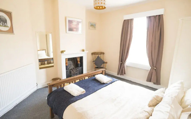 Three Bedroom Apartment Next To Pub
