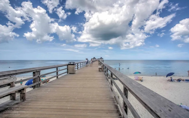 Updated Dtwn Naples Condo: Across From Beach!