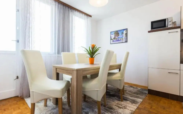 Stylish Two Bedroom Apartment Retreat With Balcony in Zadar
