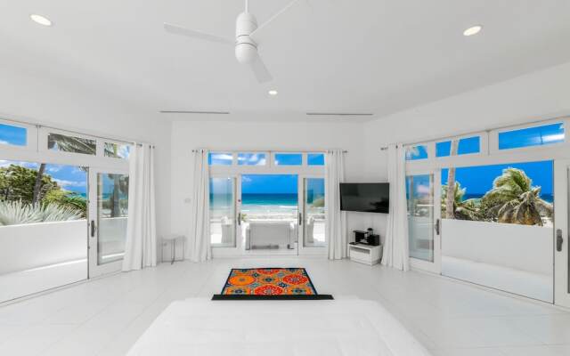 Ocean Front 7-bedroom 7-bath Sunset Views Malmok!