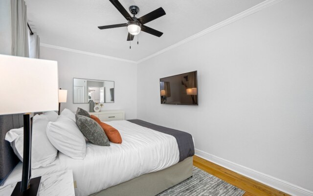 Exquisite Bayview Villa With Pool and Games!