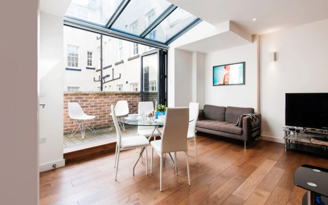 Vibrant 2BR Retreat in Baker Street