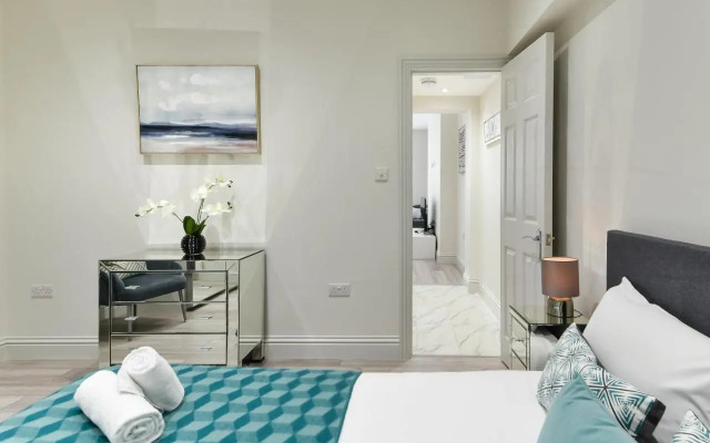 Chic Apartment by Hyde Park