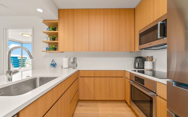 Sky Ala Moana 4209 2 Bedroom Condo by RedAwning