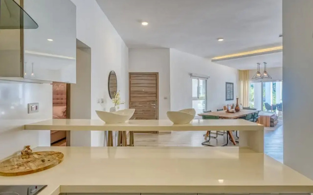 Unique Modern Condo with Beach Access