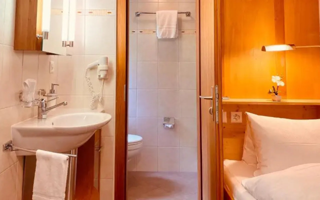 Julen Wendelin, Hotel Touring