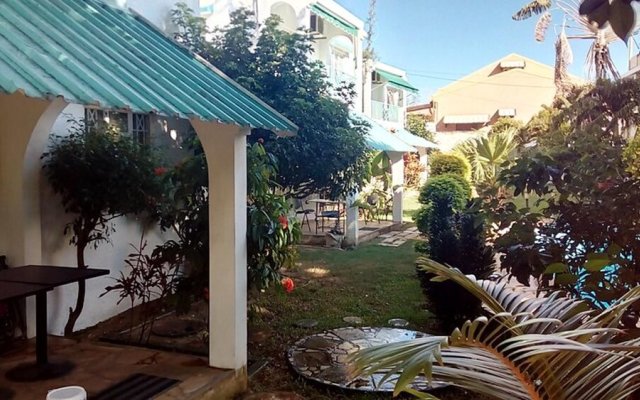 House With 3 Bedrooms in Flic en Flac, With Shared Pool, Enclosed Garden and Wifi
