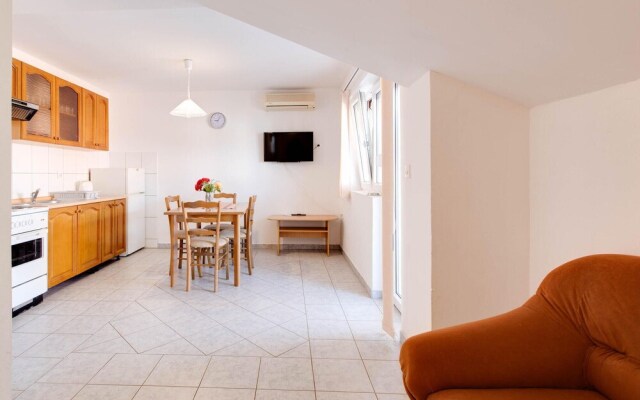 Nice Apartment in Marsici With Wifi and 1 Bedrooms