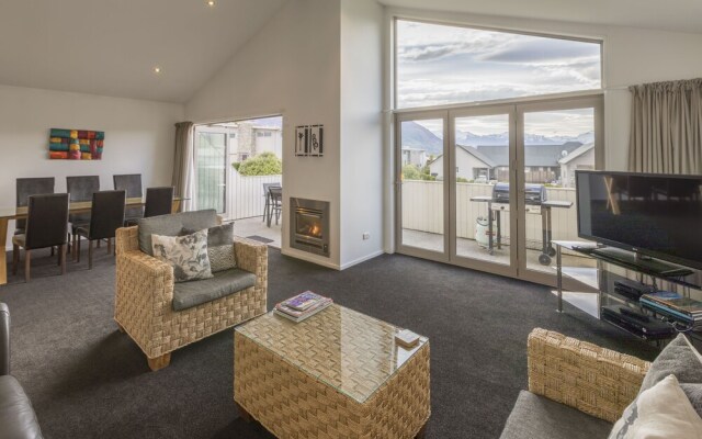 Toodle's Super Six in Wanaka w Mountain Views
