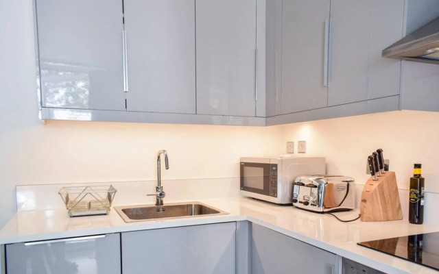 Stylish 3 Bedroom Home With Roof Terrace