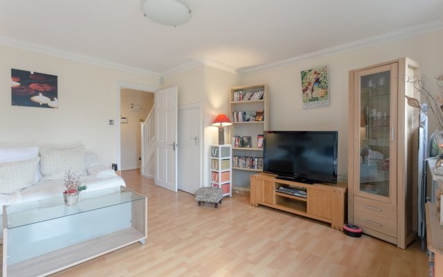 Bright 3 Bedroom House in Canning Town