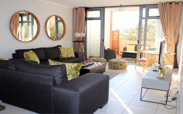 Sunlit Apartment Muizenberg Beachfront