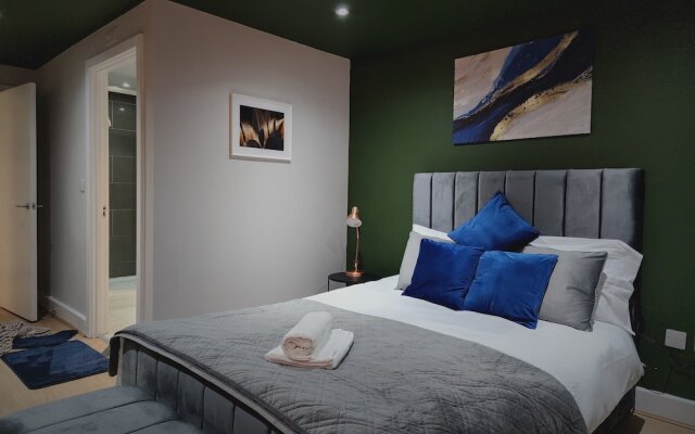 3br-sleeps8-canarywharf-cinemabedroom