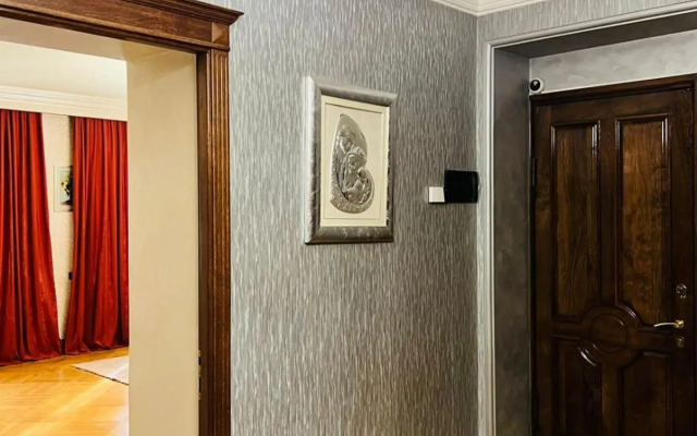 SPACIOUS Apt in Yerevan with JACUZZI Near Opera