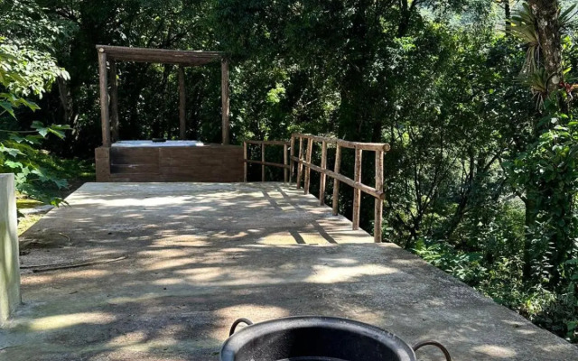 Sítio com piscina e lareira