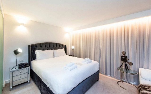 Hollywood Style Studio With Fantastic Roof Terrace